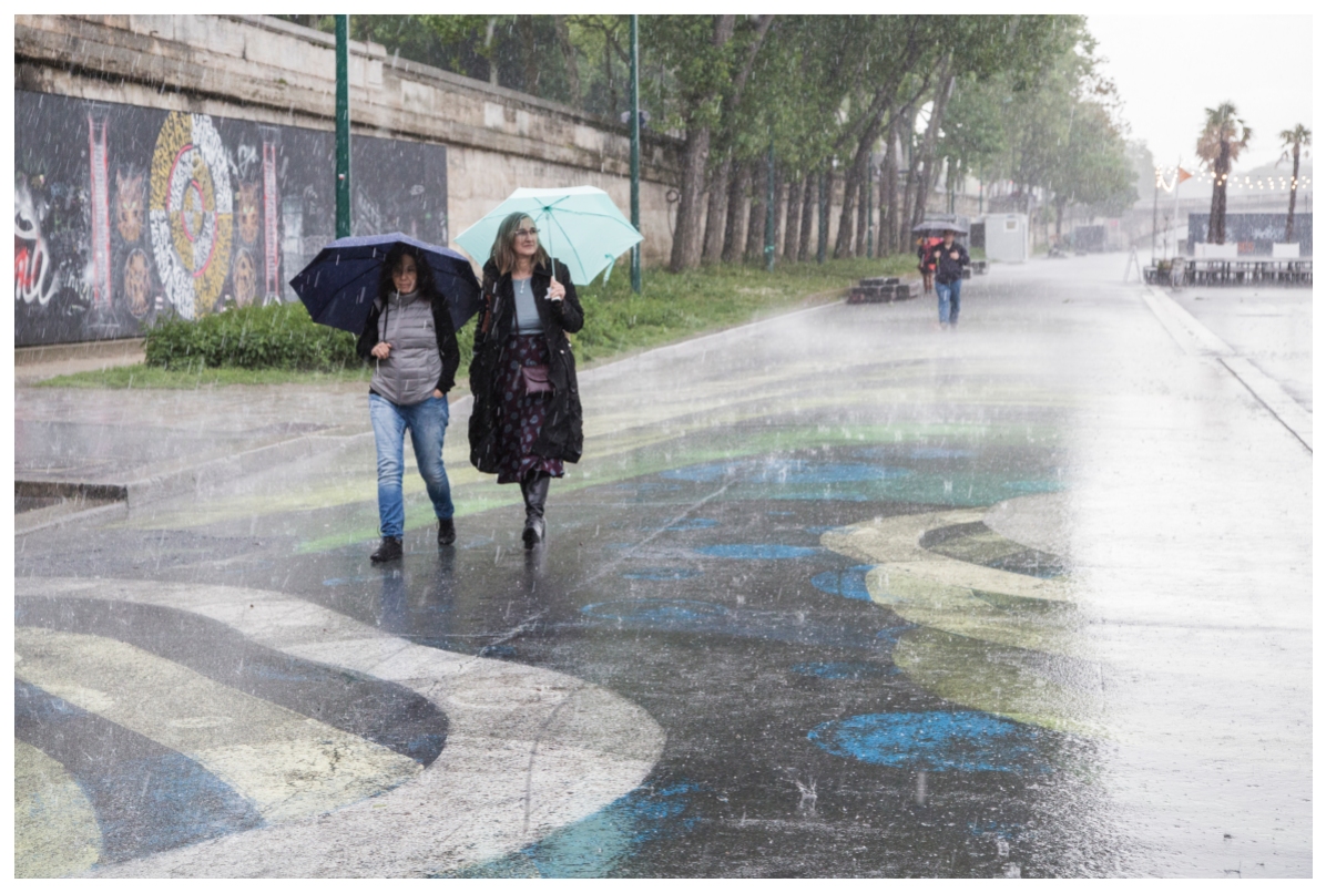 "A wet walk"". Street photography in Paris