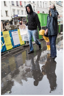 "Family in the rain". Street photography in Paris